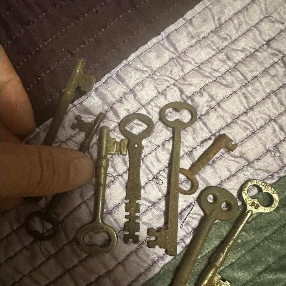 8 antique skeleton keys